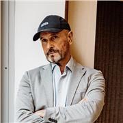 Ehemaliger:
- Dozent für Kommunikation, Gesprächsführung und Präsentation.
- Moderator für Radio und Bühne
Heute Mentor