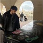 Insegnante di scuole elementari per bambini che hanno bisogno di un aiuto nello svolgere i loro compiti nelle diverse discipline. 