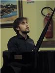 Laureato con lode in pianoforte propone lezioni di strumento
