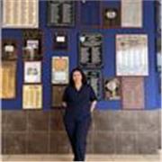 Profesora de inglés imparte clases a niños