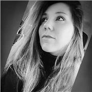 Insegnante madrelingua di italiano, scrittrice di romanzi di formazione per adolescenti.