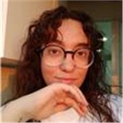 Profesora paciente que refuerza primaria con explicaciones claras.