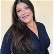 Maestra imparte clases a niños/as desde Infantil a Secundaria