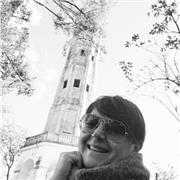 Docente di lingua francese impartisce lezioni per studenti di scuola secondaria di primo e secondo grado