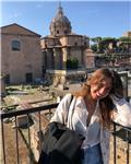 Laureata in lettere impartisce ripetizioni e lezioni private di italiano, latino, storia e geografia per scuola media e superiore