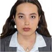 Profesora de psicología que imparte clases a alumnos en grado secundario