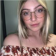 Studentessa universitaria impartisce lezioni di inglese e italiano