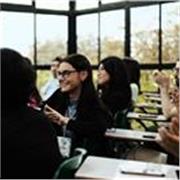 Profesora de inglés imparte clases sobre psicología para adolescentes y universitarios