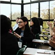 Profesora de inglés imparte clases sobre psicología para adolescentes y universitarios