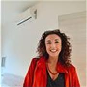 Insegnante di economia aziendale impartisce lezioni a ragazzi/e del tecnico economico e del professionale servizi commerciali