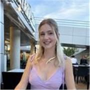 Profesora de español graduada en Filología Hispánica, con especialización en Latín. Disfruto impartiendo cada clase