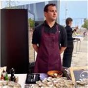 Cocinero imparte clases de cocina a jóvenes que quieran emprender en hostelería