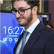 Laureato magistrale in Scienze Politiche, specializzato in Storia e Filosofia, ripetizioni umanistiche e aiuto compiti