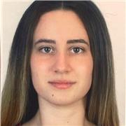 Studentessa universitaria che nel tempo libero può dare ripetizioni