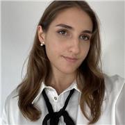 Estudiante universitaria imparte clases de repaso de colegio e instituto