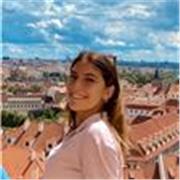 studentessa del politecnico di milano impartisce lezioni di aiutocompiti o di materie sientifiche