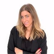 Soy profesional del marketing digital con experiencia práctica en estrategia, contenidos y captación online. Me defino como una do