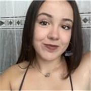 Chica joven titulada en el C1 en euskera,