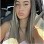 tutor di inglese impartisce lezioni per bambini di scuola elementare o ragazzi di scuola media