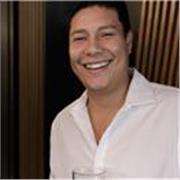 Arquitecto profesional en el curso de autocad para estudiantes de arquitectura, ingeniería o afines