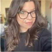 Insegnante di inglese impartisce ripetizioni a studenti della scuola secondaria di primo e secondo grado per recupero debiti