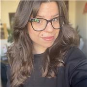 Insegnante di inglese impartisce ripetizioni a studenti della scuola secondaria di primo e secondo grado per recupero debiti