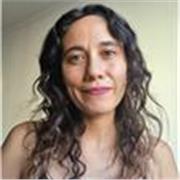 Hablante nativa de español. Con un grado en educación y con experiencia en la enseñanza de la lecto-escritura en niños y niñas. 
