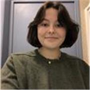 Enseignante polyvalente (sciences, histoire, mathématiques, français…) pour élèves de niveau primaire et collège.