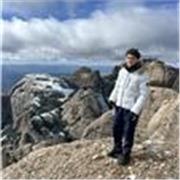 Me llamo Hugo, tengo 18 años y soy estudiante, puedo ayudar a repasar cualquier asignatura ya sea de primaria o la ESO.