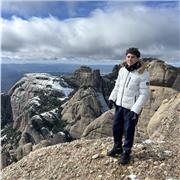 Me llamo Hugo, tengo 18 años y soy estudiante, puedo ayudar a repasar cualquier asignatura ya sea de primaria o la ESO.