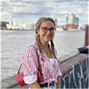 Ich bin Englisch-Tutorin, die Kinder aller Altersgruppen unterrichtet. 