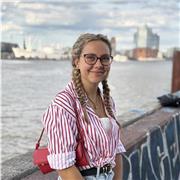 Ich bin Englisch-Tutorin, die Kinder aller Altersgruppen unterrichtet.