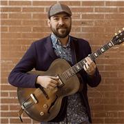 Insegnante di chitarra con master internazionale , impartisce lezioni