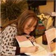 Profesora de Bellas Artes. Especializada en Conservación y Restauración de Arte Contemporáneo. Máster en Diseño Gráfico.