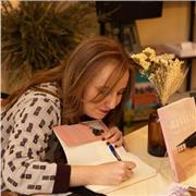 Profesora de Bellas Artes. Especializada en Conservación y Restauración de Arte Contemporáneo. Máster en Diseño Gráfico.