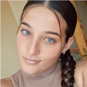 Soy una chica joven, estudiante de Derecho actualmente, con capacidad para dar clases de Bachillerato e Inglés (B1).