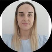Educatrice per aiuto compiti