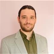 Profesor de Historia imparte clases desde primaria a bachillerato