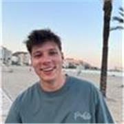 Profesor joven de Geografía e Historia en todos niveles.