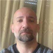 Massaggiatore con attestati insegna tecniche di massaggi olistici e orali e pratiche