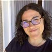 Estoy estudiando comercio, y la economía es mi materia favorita 