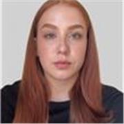 Profesora de apoyo escolar para niños, que estén en proceso de expandir sus conocimientos en ciencia política y relaciones int