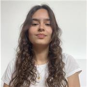 Experiencia en la enseñanza de idiomas y certificada con nivel C1 Advanced por Cambridge.