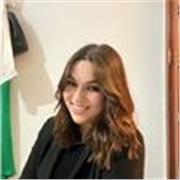 studentessa universitaria offre lezioni di italiano anche a stranieri