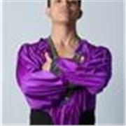 Profesor de salsa imparte clases a personas de todas las edades