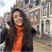Extrovertida, responsable, motivadora, implicada y con capacidad de adaptación.