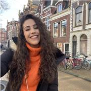 Extrovertida, responsable, motivadora, implicada y con capacidad de adaptación.