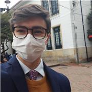 Profesor joven de guitarra para personas de todas las edades que deseen comenzar o mejorar su manera de tocar este instrumento 😁