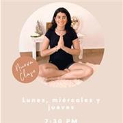 Profesora se yoga quiere dar clases a cualquier persona interesada. No necesita conocimiento previo. Únicamente el deseo de aprender