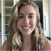 Chica estudiante de magisterio primaria para enseñar cualquier asignatura